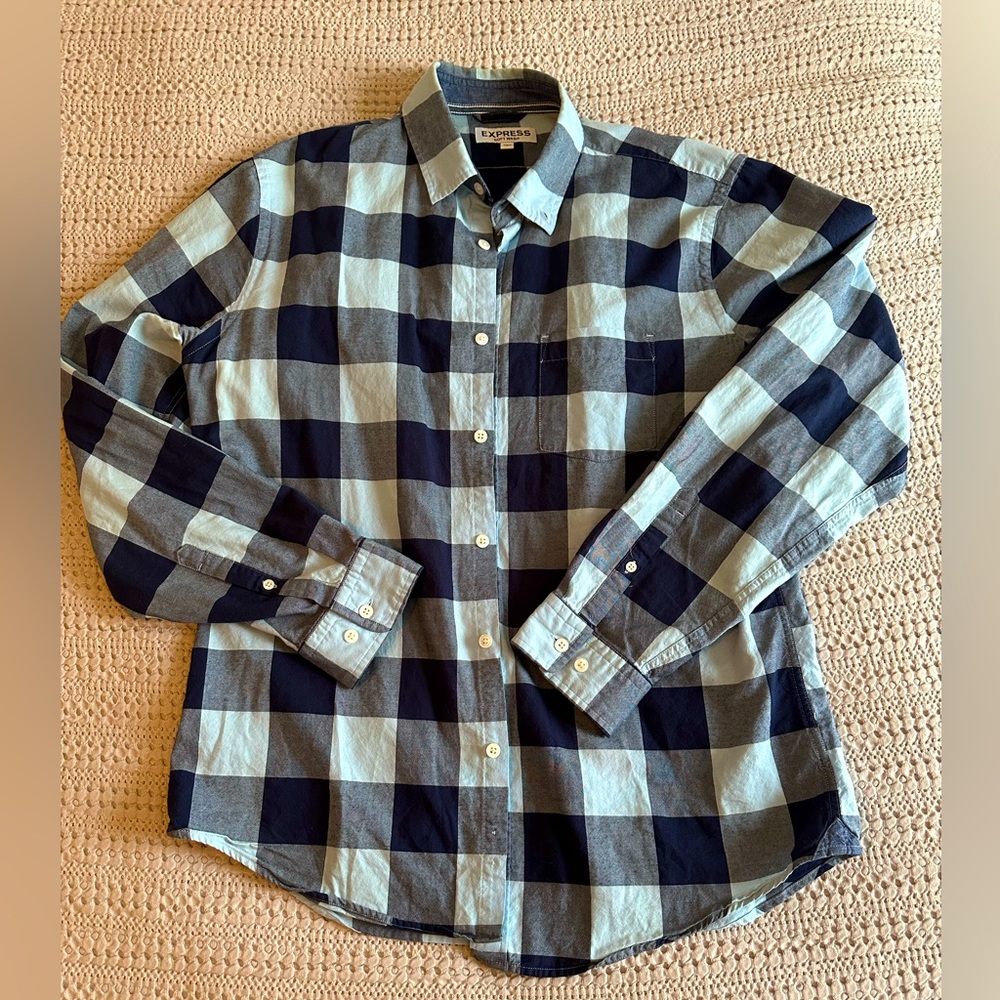 Express Men’s Soft Wash Button Up Long-sleeve shirt/Large